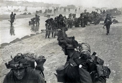 Fotografía facilitada por el Ministerio Británico de Defensa que muestra a soldados británicos a su llegada a Normandía