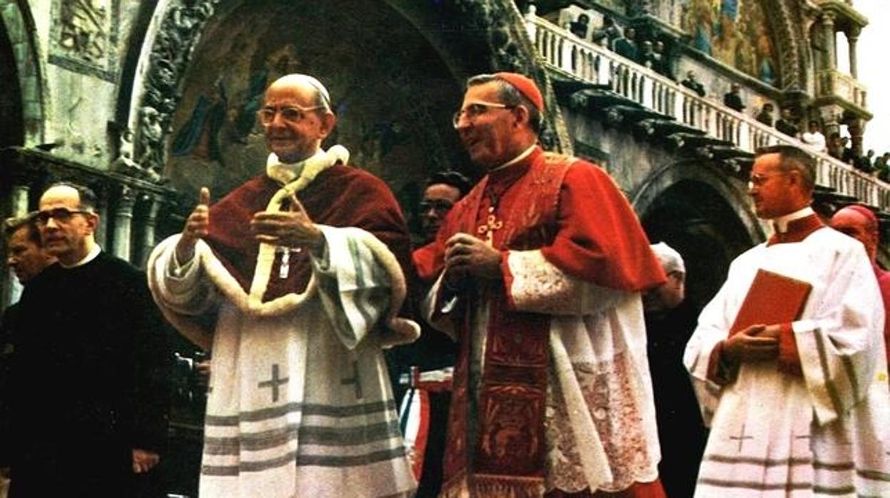 Albino Luciani, patriarca de Venecia entonces, acompaña a Pablo VI, a la izquierda, durante su visita a la ciudad