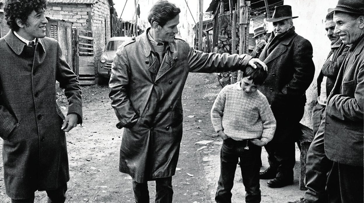 Pasolini, paseando por los suburbios de Roma junto a Ninetto Davoli (izquierda)