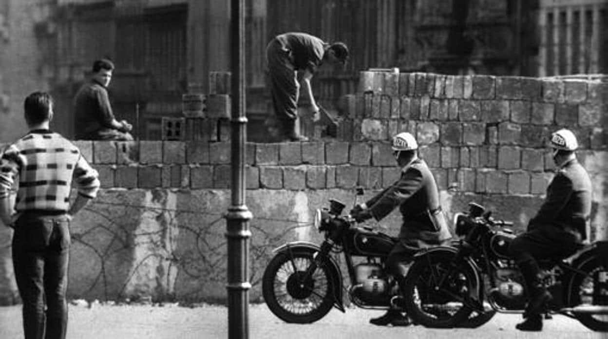 Imagen del 13 de agosto de 1961 que muestra a varios obreros levantando el muro en la calle Bernauer en Berlín (Alemania)