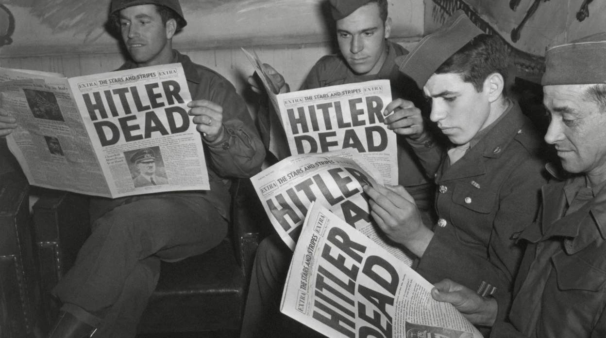 Un grupo de soldados norteamericanos leen la noticia de la muerte de Hitler