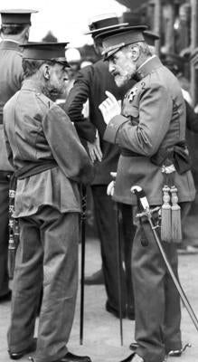 El capitán general Weyler y el general Cabanellas en la estación de mediodía