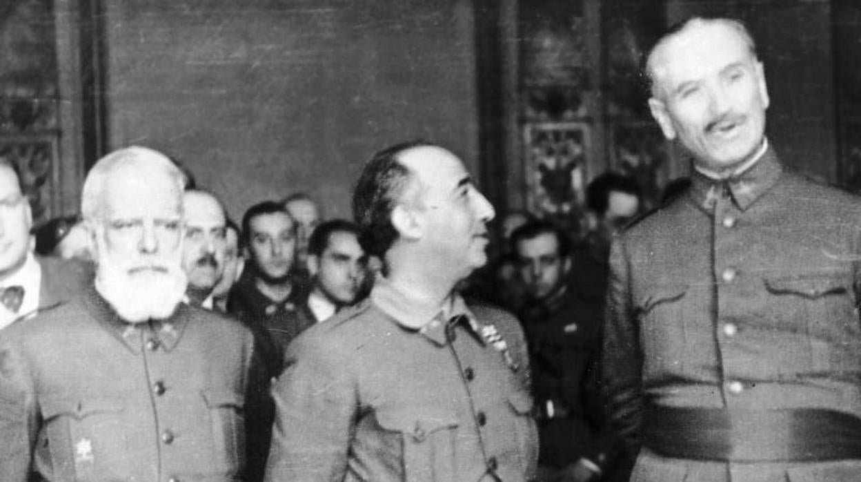 El general Franco en Burgos acompañado del general Miguel Cabanellas, con su característica barba y pelo blanco