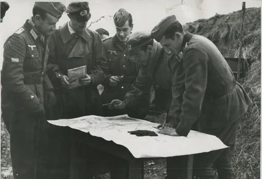 Rusia. 1943. Un grupo de oficiales españoles estudian sobre los mapas la preparación de un ataque a las líneas rusas