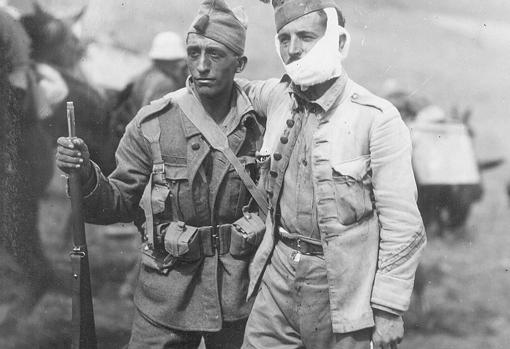 Guerra de Marruecos, Beni Said, abril de 1922. Retirada de un sargento de la Legión tras ser herido en la cabeza.