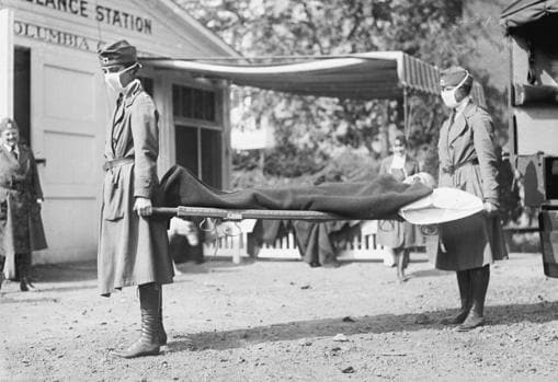 Dos enfermeras trasladas a un paciente con «gripe española» en 1918