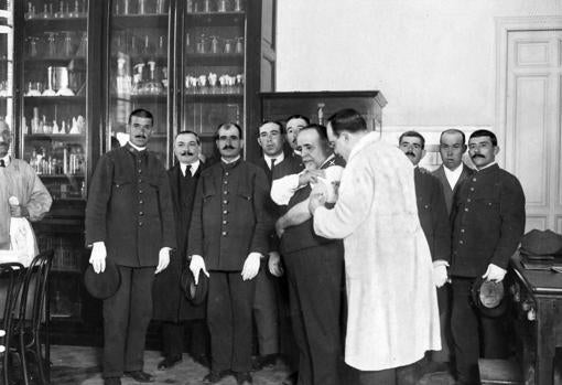 El doctor Chicote vacunándose con el suero contra las complicaciones pulmonares de la gripe preparado por el laboratorio municipal