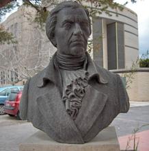 Busto de Francisco Javier Balmis en la Facultad de Medicina de la UMH en San Juan de Alicante.