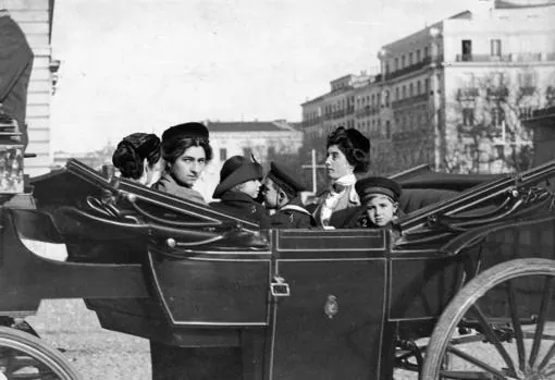 Los hijos de Alfonso XIII, el Príncipe de Asturias (1), el Infante Jaime (2) y la Infanta beatriz (3) a su regreso a palacio después de su paso por la Casa de Campo en 1913.