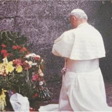 Juan Pablo II orando en el campo de concentración
