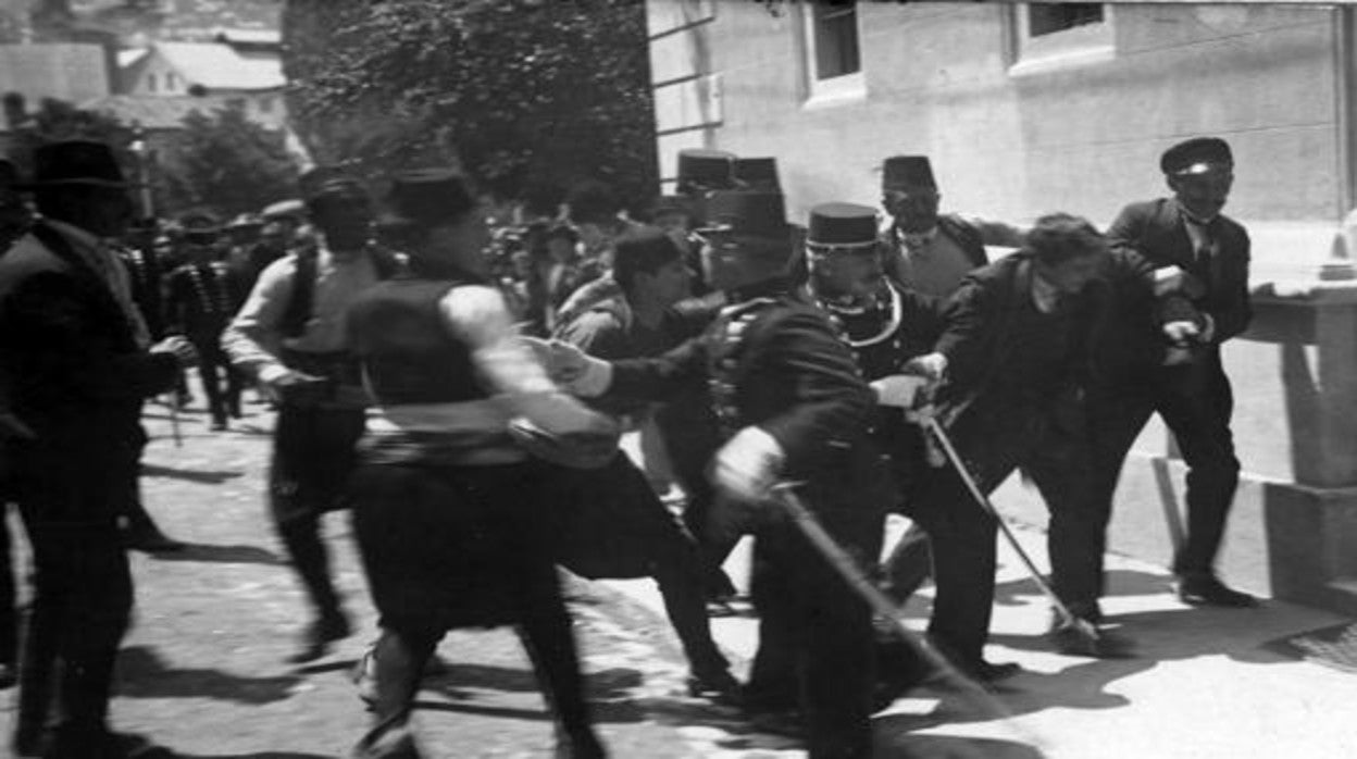 Gavrilo Princip , miembro de la Mano Negra, capturado en Sarajevo