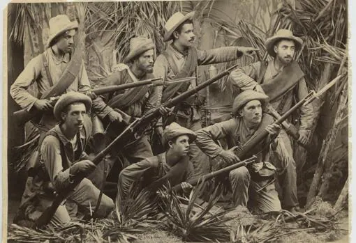 Los soldados españoles, armados con Maüsers, preparados para una emboscada en 1895.