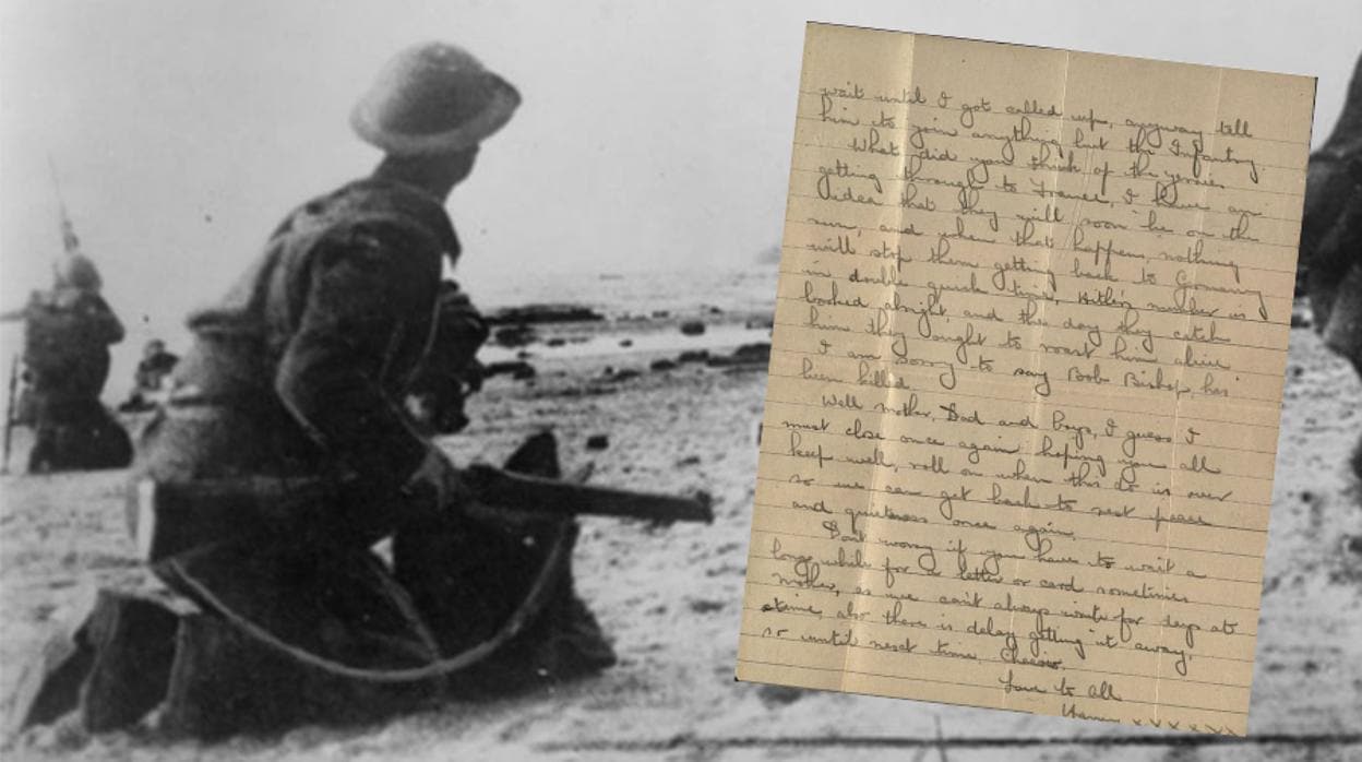 Soldados británicos, durante la evacuación de Dunkerque, en Francia, junto a la carta de Harry Cole