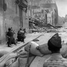 Soldados disparan contra los defensores