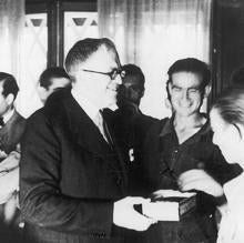 Álvarez del Vayo condecorando a soldados durante la Batalla del Ebro