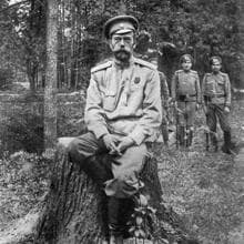 Nicolás II, custodiado por varios soldados durante su reclusión en Tsarkoe Selo, en 1917