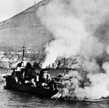 El destructor Mogador incendiado en las orillas de Argelia, en julio de 1940