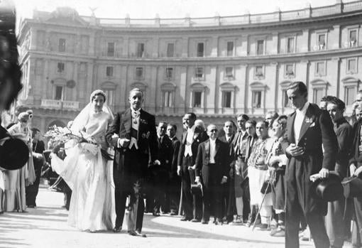 El Rey Alfonso XIII asiste a la boda de Don Juan de Borbón en Roma con Doña María de las Mercedes.