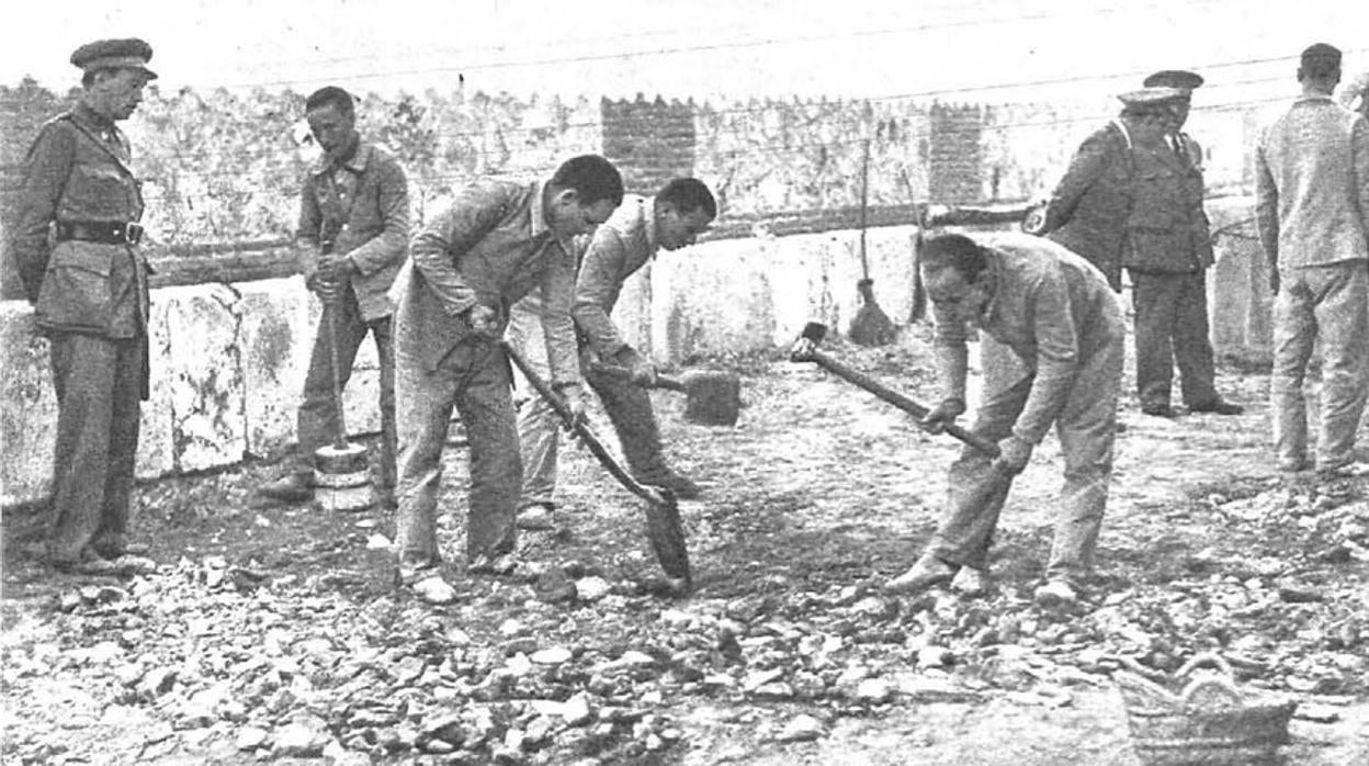 Reclusos del campo de concentración de Alcalá de Henares. Foto publicada por la revista ‘Estampa’ el 18 de agosto de 1934