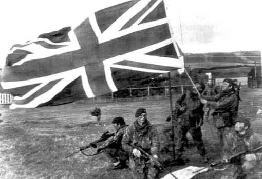 Soldados británicos izan la bandera de Reino Unido en las Islas Malvinas.