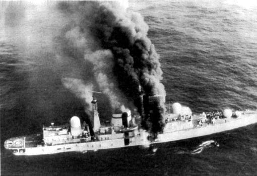Incendio del destructor británico HMS Sheffield tras recibir el impacto de un misil Exocet lanzado por el ejército argentino