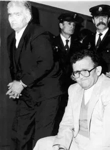Los hermanos Emilio y Antonio, esposados durante el juicio.
