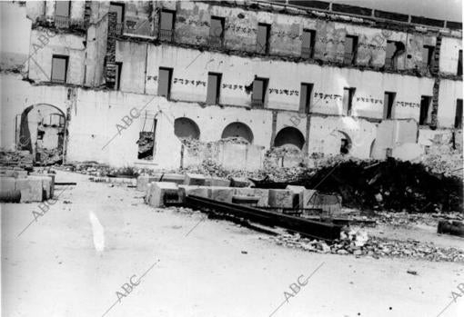 Aspecto del Cuartel de la Montaña, en ruinas tras la Guerra Civil