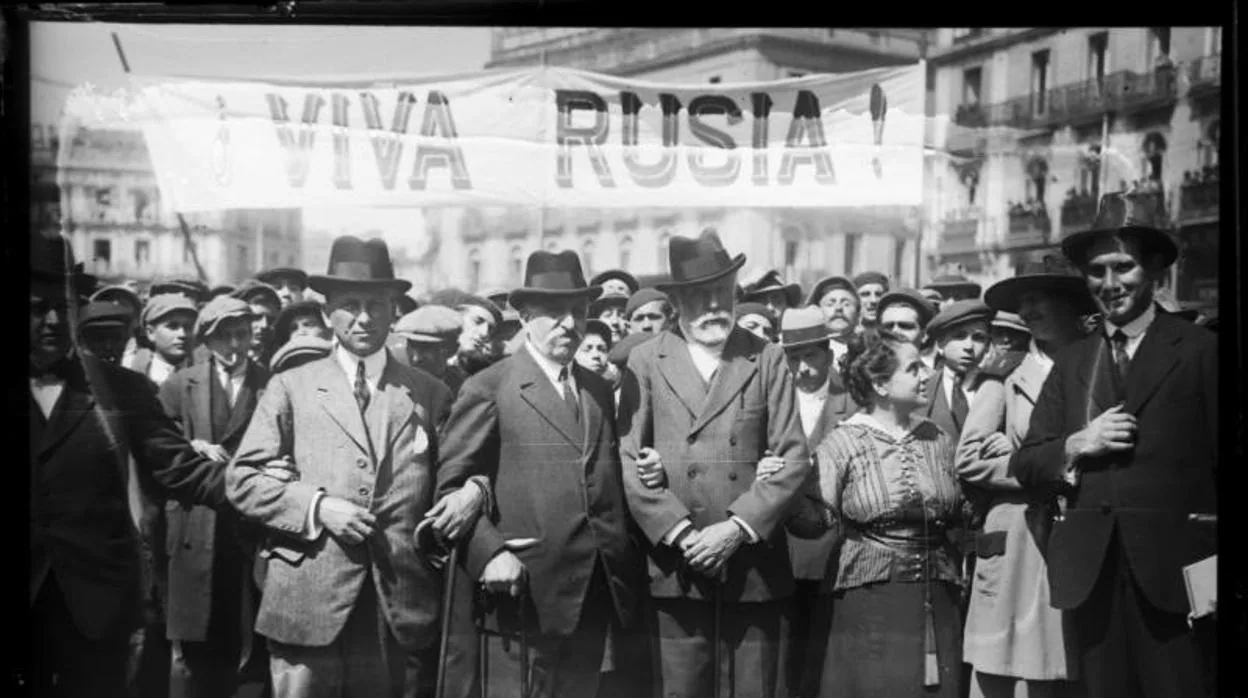 Manifestación del primero de mayo, con Pablo Iglesias (4º por la izquierda) en la cabecera, acompañado por Largo Caballero (2º opr la izquierda), bajo una pancarta con el lema "Viva Rusia"