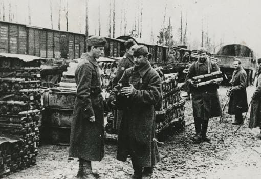 Los voluntarios españoles de la División Azul descargando municiones en un lugar del frente ruso