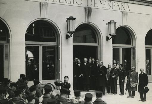 Unamuno, Cierva y Ortega y Gasset, entre otras personalidades españolas, francesas y sudamericanas, en la inauguración del Colegio de España en París.