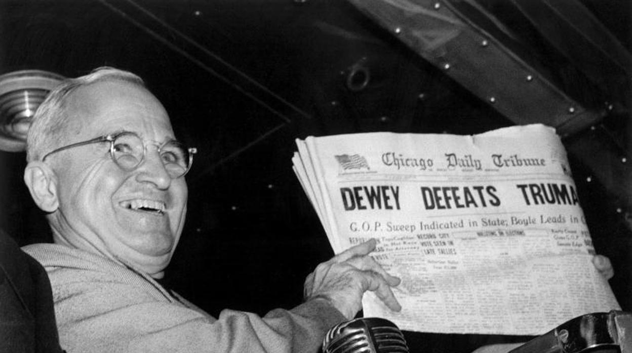 Truman muestra las portadas que le daban por perdedor en las elecciones presidenciales donde se impuso.