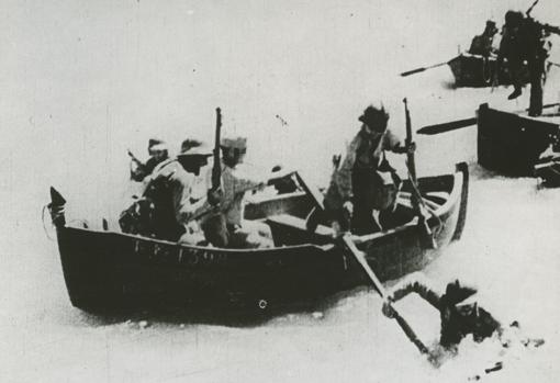 Los soldados republicanos atravesando el puente del río Ebro