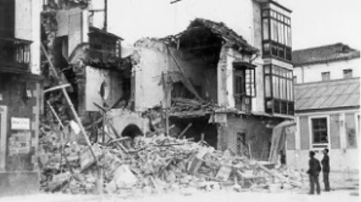 Una de las viviendas de la calle Duque de Tetuán destruida por la bomba de la aviación italiana durante la Segunda Guerra Mundial