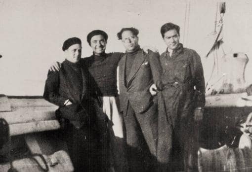 Antonio Vidal (izquierda), con una pistola en el cinturón, posa con compañeros anarquista de Tenerife, en septiembre de 1936