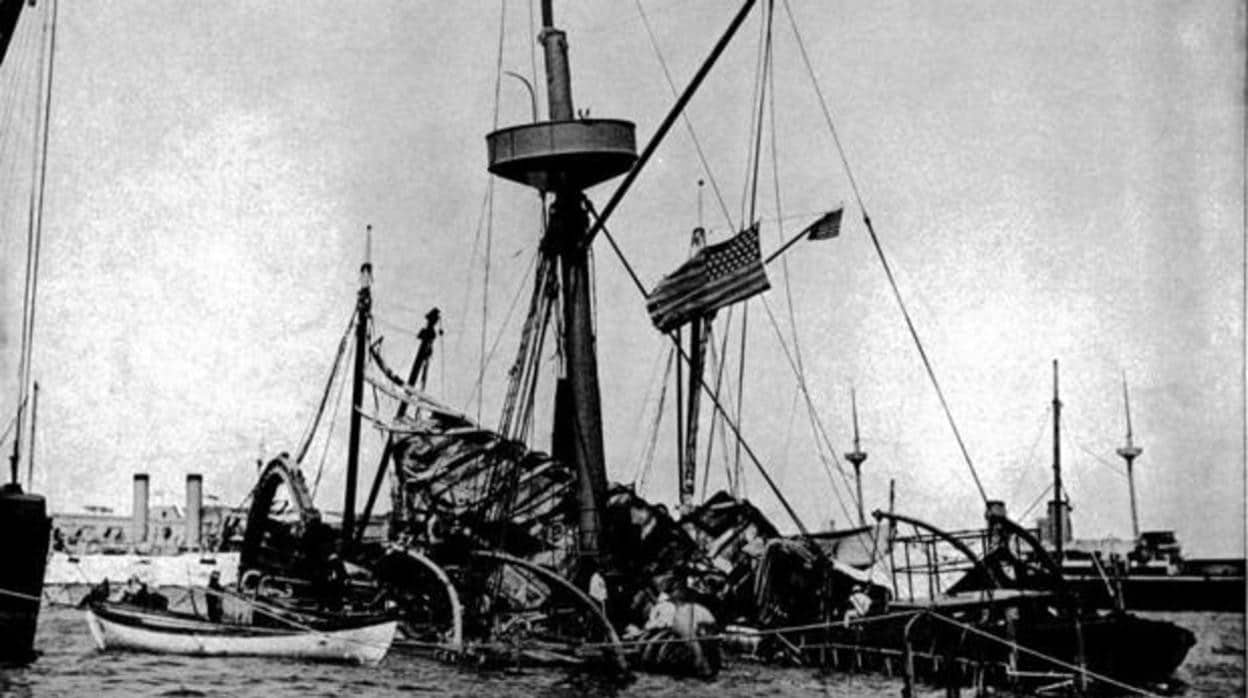 Fotografía del acorazado de la marina de los Estados Unidos, Maine, tras la explosión que lo hundió la mañana del 15 de febrero de 1898.