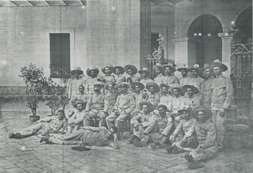 Los oficiales y soldados que formaron la guarnición de Baler (Filipinas), a su llegada a Barcelona.