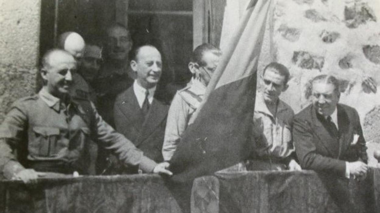 Fotografía de Franco en Cáceres usada como portada del libro