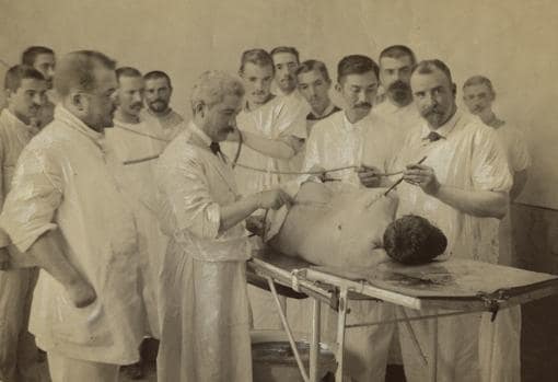Un grupo de médicos extraen una bala máuser a un soldado de San Quintín, en la Guerra de Cuba (1896)