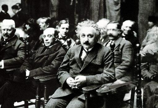 Einstein, durante una conferencia en Barcelona.