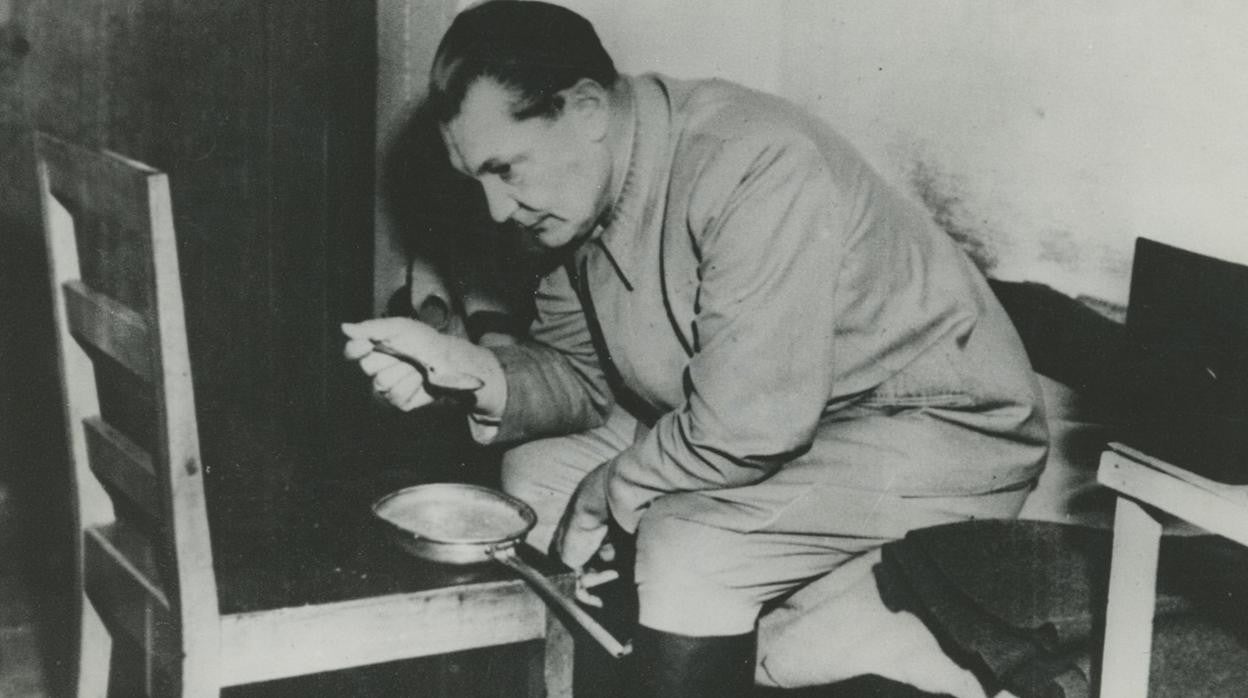 Goering, comiendo en su celda