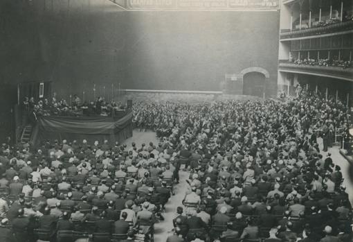 Mitin de la Unión Monárquica. José Antonio Primo de Rivera haciendo uso de la palabra