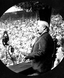 Alejandro Lerroux pronunciando un discurso en la plaza de toros de La Monumental