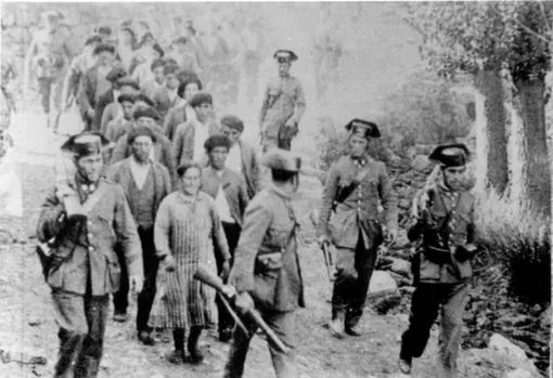 Sucesos revolucionarios de la Segunda República en Asturias, con la Guardia Civil conduciendo a unos mineros.