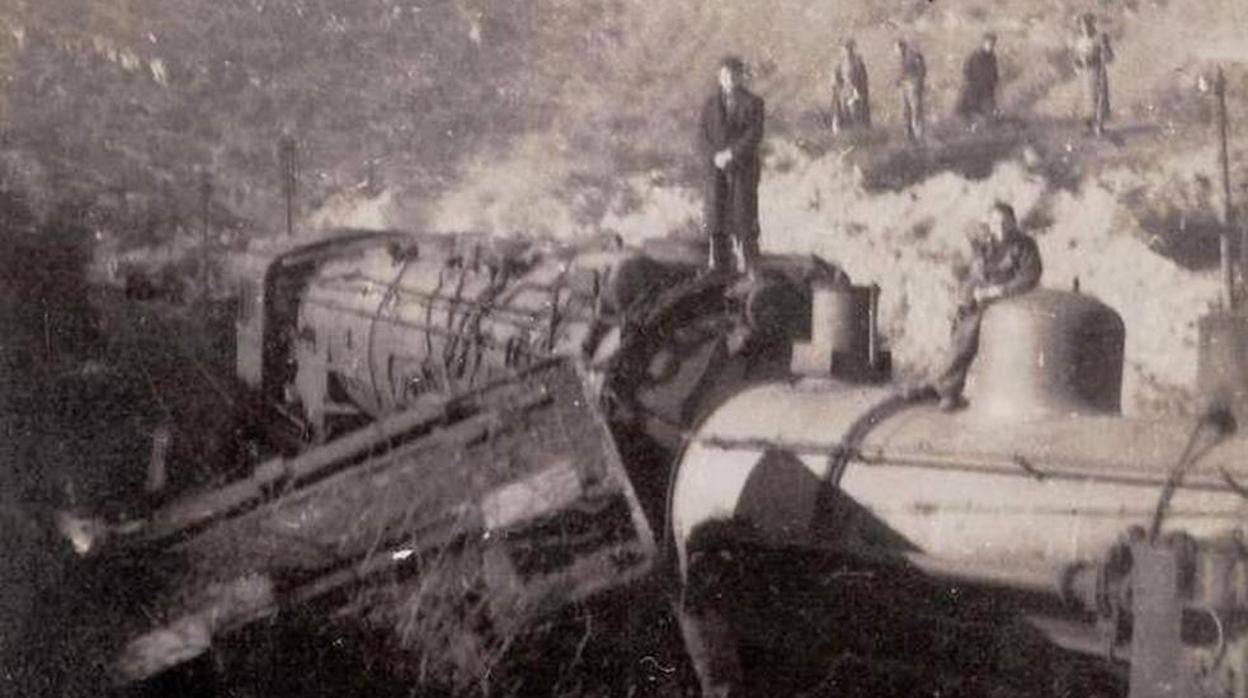 Una de las pocas imágenes que se conservan del accidente de tren de Torre del Bierzo, de 1944