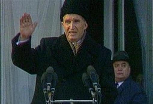Ceaucescu, saludando a los veteranos de la Primera Guerra Mundial, durante la dictadura