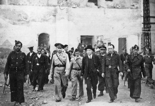 Francisco Largo Caballero visita el asedio del Alcázar, acompañado de oficiales y milicianos.