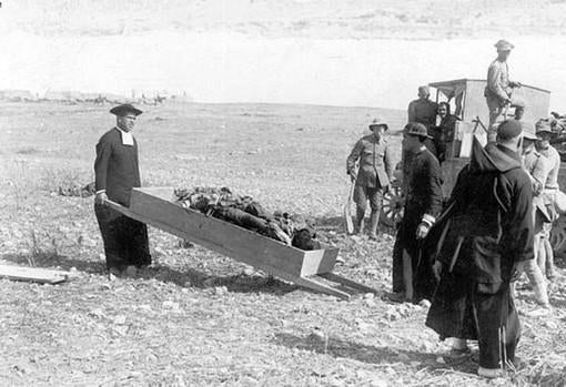 Recogida de cadáveres en Annual