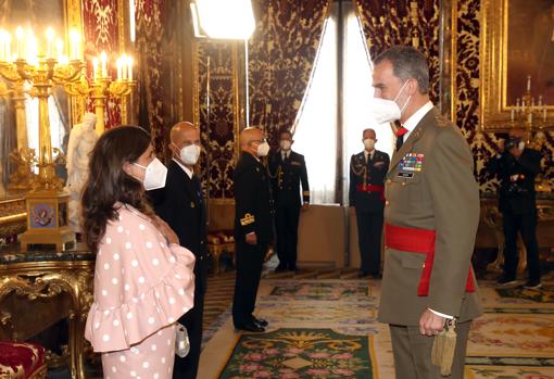 María Saavedra y otros miembros de la delegación enviada a conmemorar el V Centenario de la llegada de la expedición Magallanes-Elcano a la isla de Guamla durante una audiencia con el Rey.