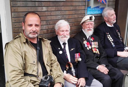 Cardona, junto a varios veteranos de la RAF en Normandía