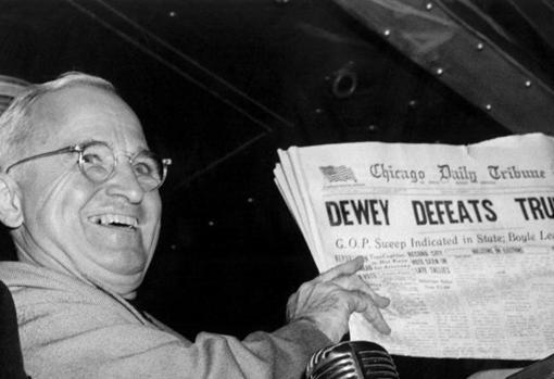 Truman muestra las portadas que le daban por perdedor en las elecciones presidenciales de 1948